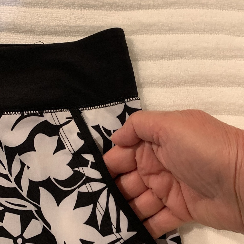 NWOT Lands End Womens Skort. Has black shorts with hygienic liner in place. 12. - Picture 2 of 9